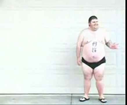 ЖИРНЫЙ чувак отжигает! Смешные приколы