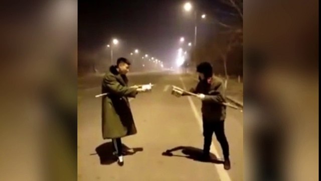 ¡Ojo al duelo chino vaquero! ¡Se disparan fuegos artificiales!