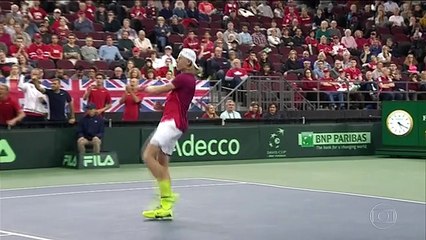 Tenista canadense acerta bolada em árbitro e é eliminado da Copa Davis