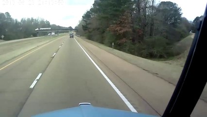 Un pauvre automobiliste se retrouve dans le fossé  à cause de deux conducteurs !