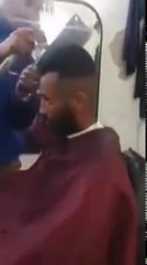 Мясник устроился на работу в парикмахерскую ׃