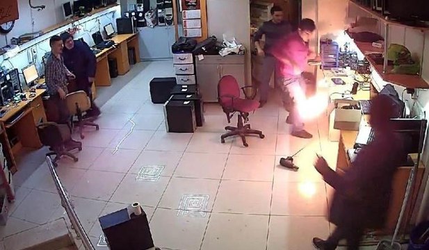 Tamir ettiği tablet böyle patladı