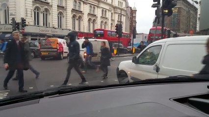 Ils se foutent des piétons qui trébuchent dans une sangle de remorquage à un feu rouge