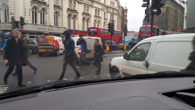 Ils se foutent des piétons qui trébuchent dans une sangle de remorquage à un feu rouge