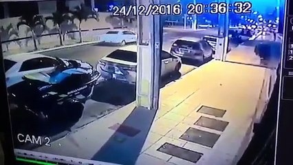 Cet homme vol tranquillement un jetski en pleine rue