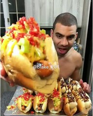 Chaque nuit, ce sportif adepte de junk food se goinfre d'aliments hyper caloriques...