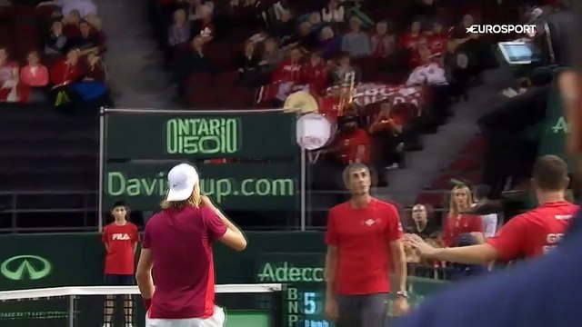 Denis Shapovalov envoie une balle dans la tête de l'arbitre