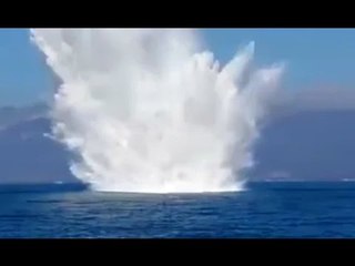 Télécharger la video: Viareggio (LU) - Bomba della Seconda Guerra Mondiale fatta brillare in mare (25.01.17)