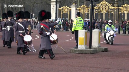 Benjamin Netanyahu arrives in London to meet Theresa May