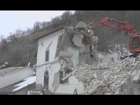 Castelsantangelo sul Nera (MC) - Terremoto, demolita abitazione a Vallinfante (04.02.17)