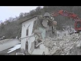 Castelsantangelo sul Nera (MC) - Terremoto, demolita abitazione a Vallinfante (04.02.17)