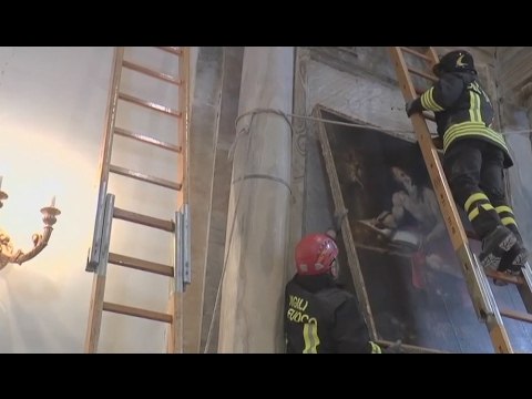 Camerino (MC) - Terremoto, recupero tele in chiesa S.Maria delle Grazie (02.02.17)