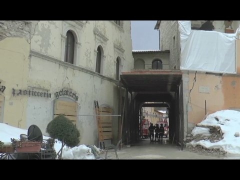 Visso (MC) - Terremoto, messa in sicurezza accesso Piazza Martiri Vissani (02.02.17)