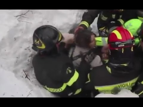 Farindola (PE) - Hotel Rigopiano, salvati madre e figlio sotto la neve (20.01.17)