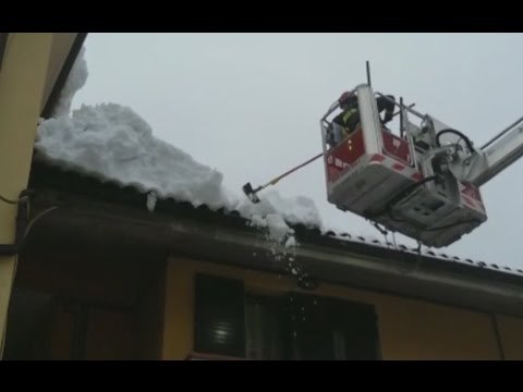 Acquasanta Terme (AP) - Rimozione neve da un tetto (23.01.17)