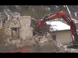 Casali di Serravalle (PG) - Terremoto, demolizione edificio (24.01.17)