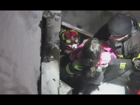 Farindola (PE) - Hotel Rigopiano, salvati tre bambini (21.01.17)