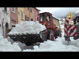 Visso (MC) - Terremoto, i Vigili del Fuoco rimuovono la neve (22.01.17)