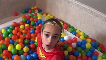 FROZEN ELSA E HULK BRINCANDO NA BANHEIRA DE BOLINHAS