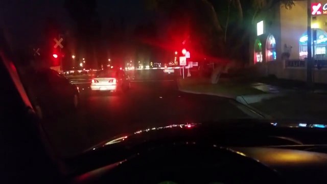 Il piége des automobiliste à un passage à niveau avec son klaxon de train