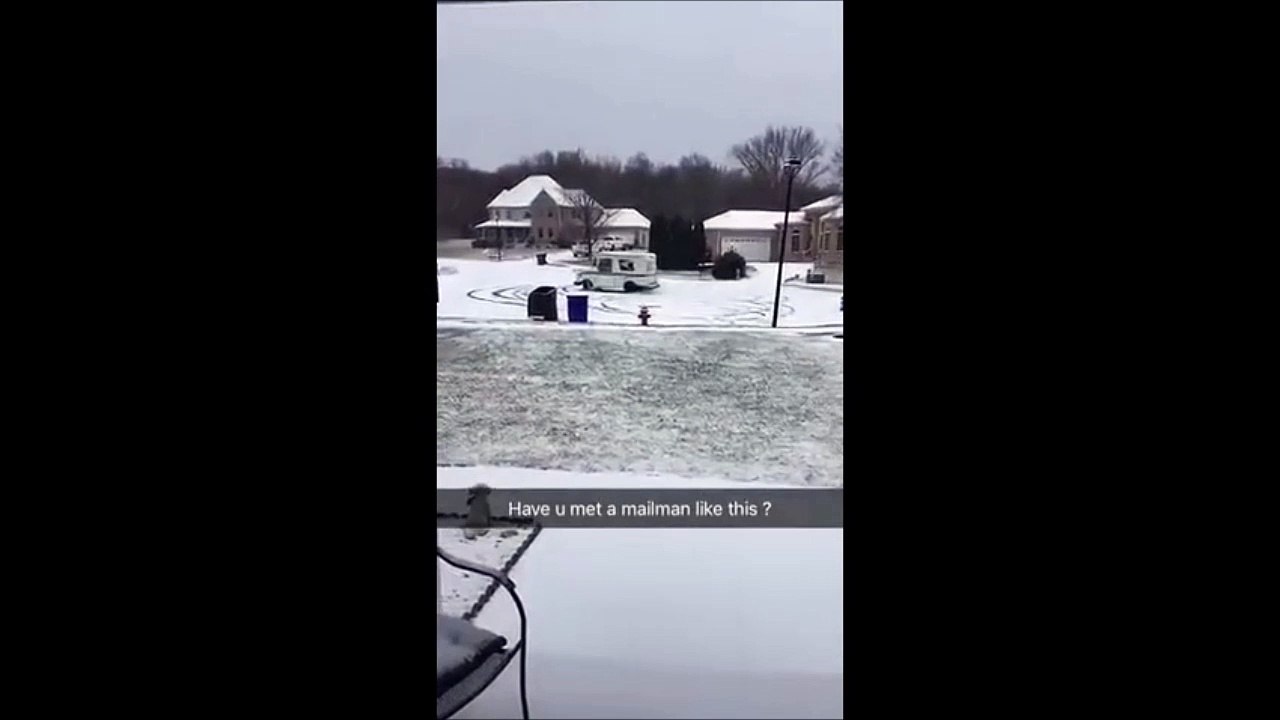 Ce postier fait des dérapages avec son camion... Imagine l'état des colis!
