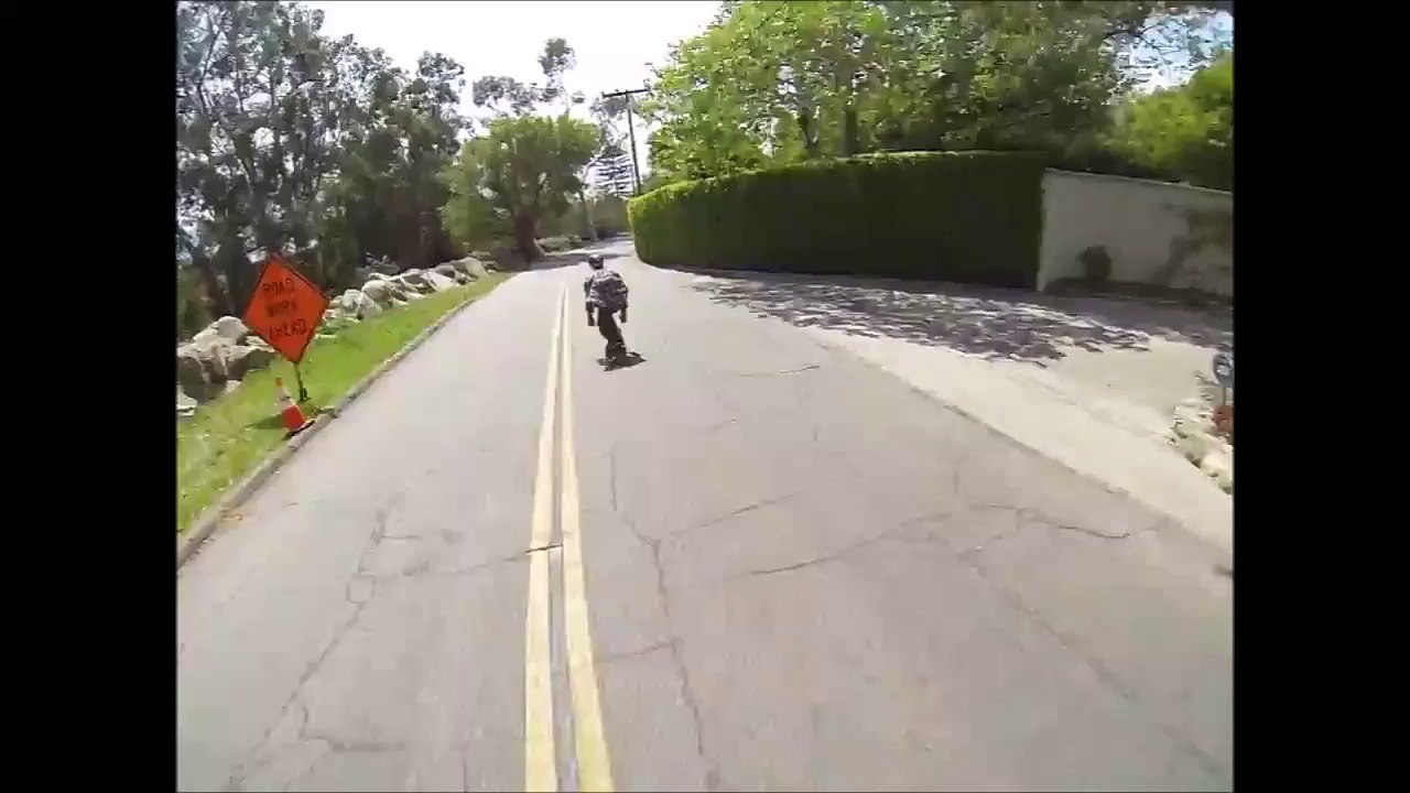 Enorme chute d'un caméraman en skate qui filme son pote dans une descente ultra rapide