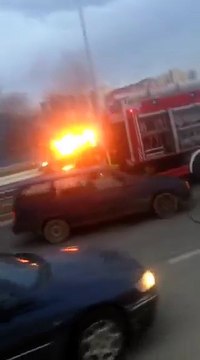 Digjet një veturë te stacioni i Autobusëve