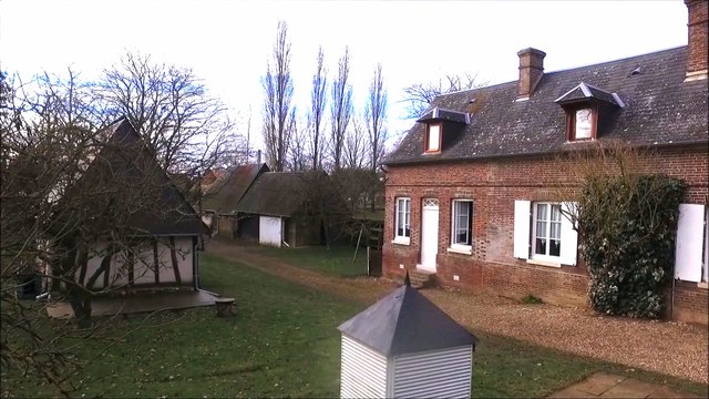 Vidéo aérienne corps de ferme par drone, vue aérienne d'un bien immobilier