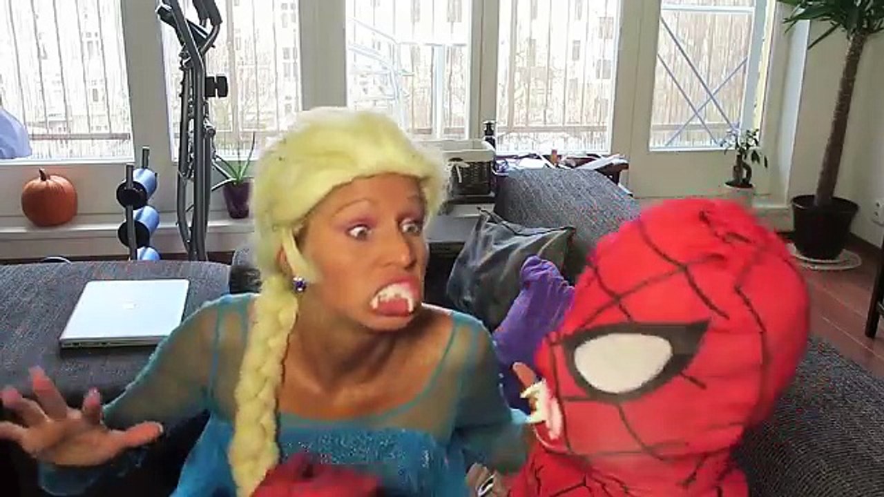 VAMPIRE Frozen Elsa in JAIL! vs Doctor w/ Spiderman Black Spiderman Mini Frozen Hulk Toys!