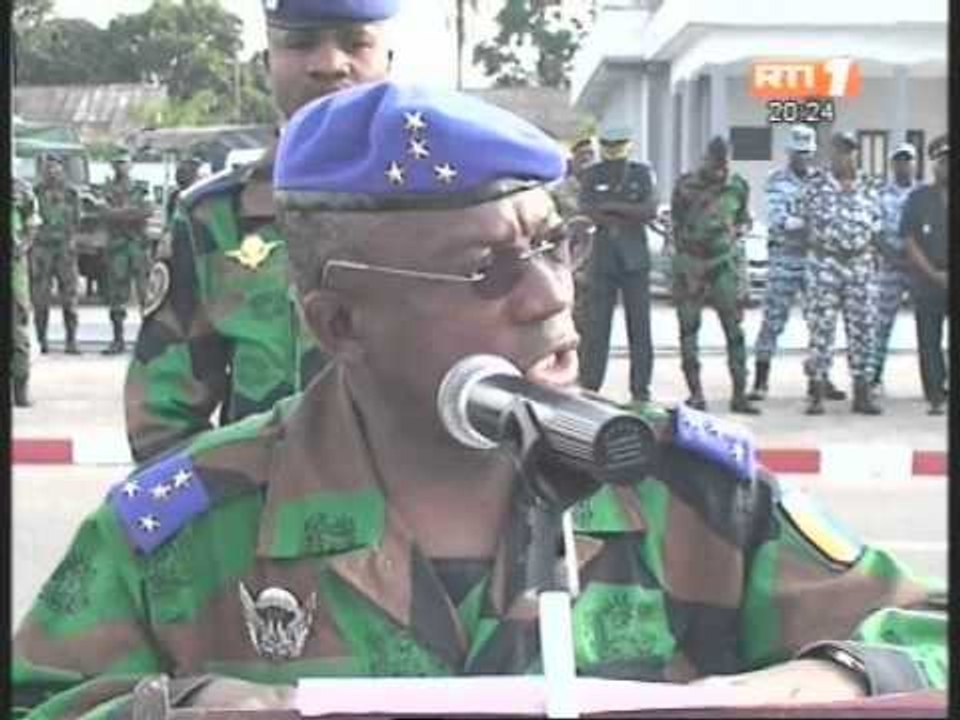 Cérémonie de salut aux couleurs des armées