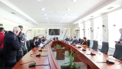 Pushteti duartroket rrënimin e murit në veri, opozita e quan cirk [video]
