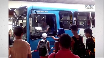 Jovens roubam ônibus Transcol em terminal