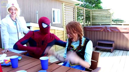 Télécharger la video: Spiderman vs Frozen Elsa SUMO Battle! w/ Pink Spidergirl, Maleficent, Joker, Cinderella, C