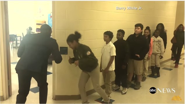 Ce prof fait un check personnalisé avec ses élèves pour les féliciter