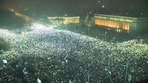300 000 chandelles romaines allumées à la place de la Victoire de Bucarest (Roumanie)