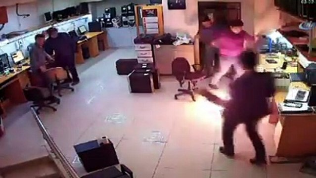 TABLET BÖYLE PATLADI Konya’nın Akşehir ilçesinde bilgisayar servisine tamir ettirilmek üzere getirilen tablet, servis e