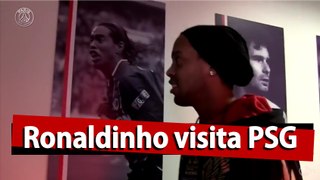 Em visita ao PSG, Ronaldinho encanta jogadores e ouve que é 'cara para decidir a Champions'