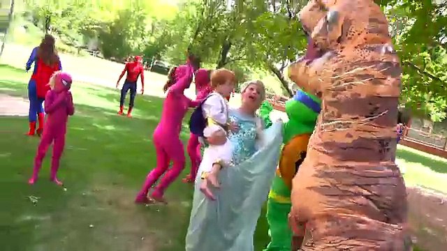 Каждый супергерой против Т-Рекс битва с Диснеем Princesess Эльза и Паук Харли Квинн Джокер в 4K