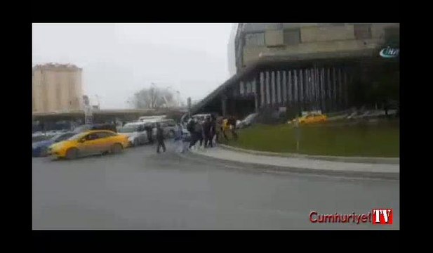 Polise yumruk atan sürücüye vatandaşlardan linç girişimi