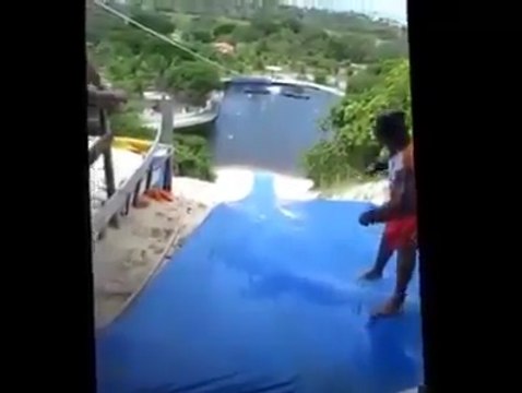 Toboggan à eau de dingue... La deuxième fille, on dirait une torpille