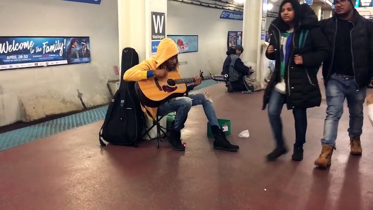 Cette femme joue et chante dans le métro comme une déesse