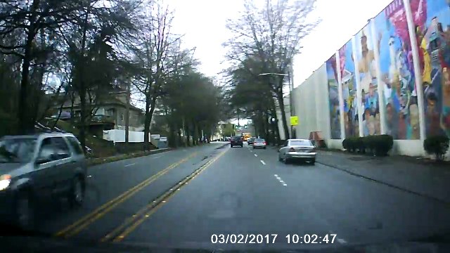 Cette voiture fonce en sens inverse !! LE FOU !