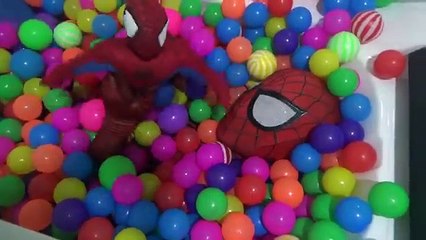 Человек-паук и Spiderbaby удовольствие в шарике ванны цвета ! Смешные Супергероев :