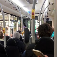 Un chauffeur de bus calme un passager qui lui a craché dessus (Angleterre)