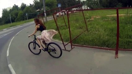 Une jeune femme perd sa jupe en vélo !