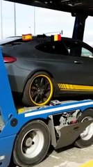 Ryan's auto wordt overgebracht naar België (Instagram Ryan)
