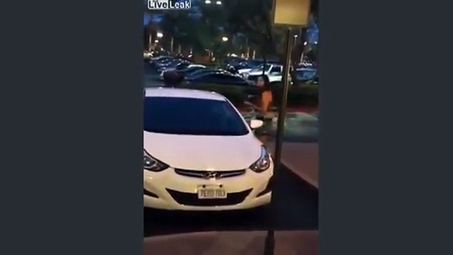 Sans gène, elle ne voit aucun inconvénient à occuper une place réservée aux handicapés