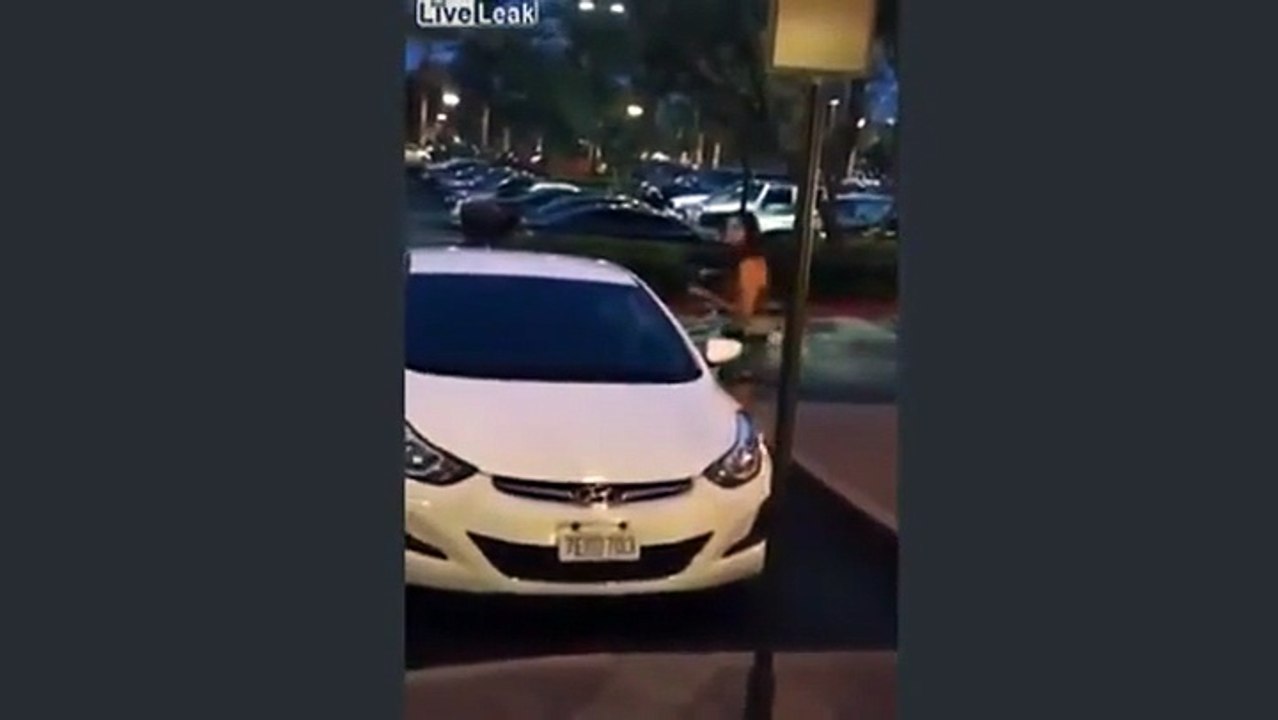 Sans gène, elle ne voit aucun inconvénient à occuper une place réservée aux handicapés