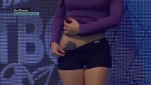 Une présentatrice mexicaine relève sa robe en direct pour dévoiler un tatouage