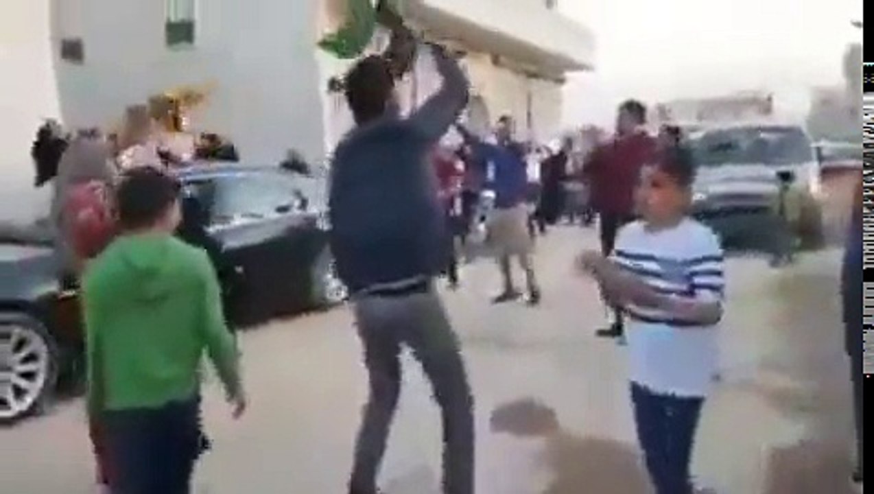 NUSRA İMANSIZLARIN VE FETİH ORDUSU DEMOKRAT DİNSİZLERİN HAKİM OLDUĞU İDLİBE BAKIN KÜFÜR BAYRAKLARI DALGALANIYOR